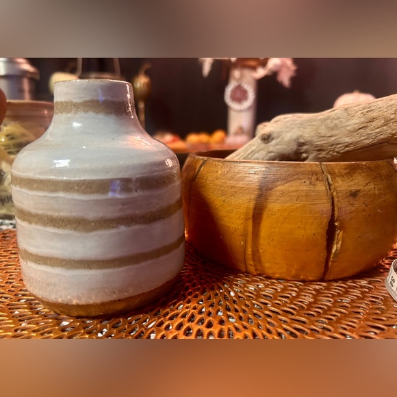 Studio pottery bud vase cream and tan 4.5” - Picture 14 of 14